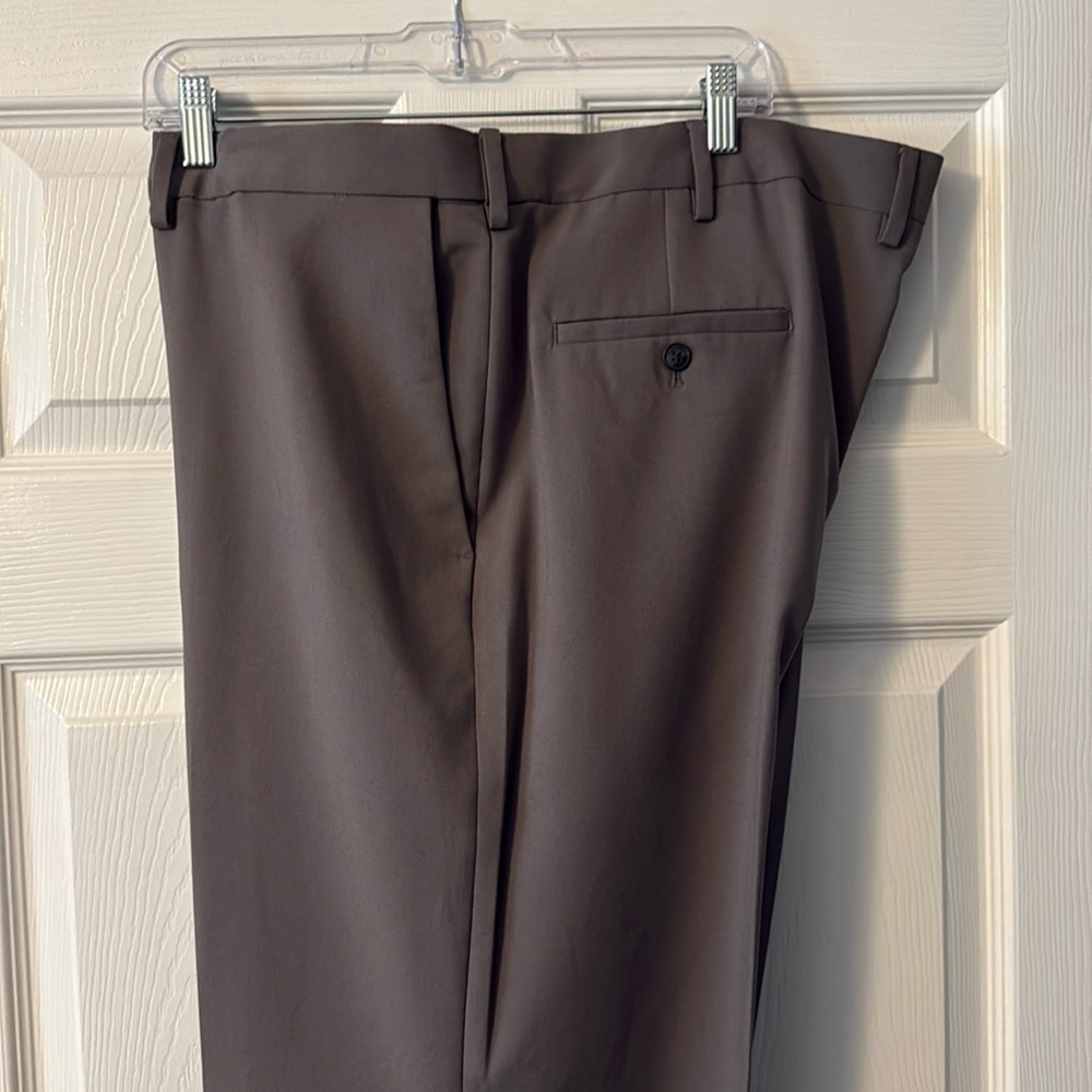 Haggar Men’s Gray Slacks 42x32 - Gently Worn/Smoke & Pet Free